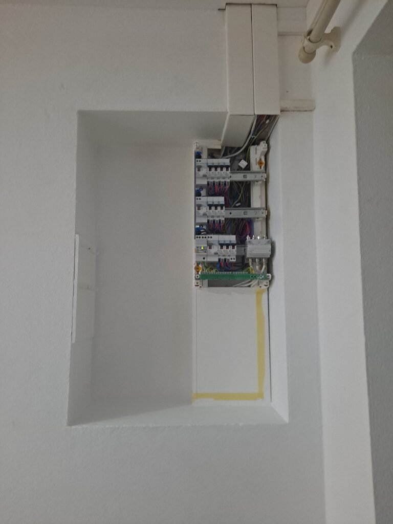 Remplacement d'un tableau à Vézeronce-Curtin.