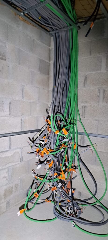 Réalisation d'une rénovation électrique complète d'une maison.