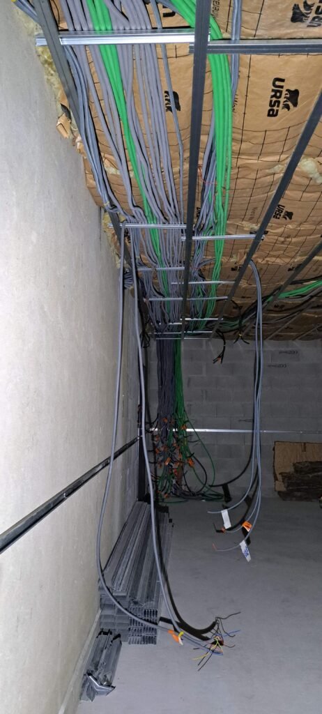 Réalisation d'une rénovation électrique complète d'une maison.