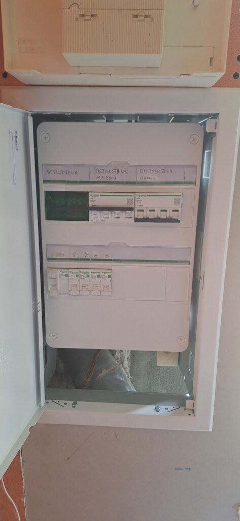 Réalisation de deux tableaux électrique triphasé.