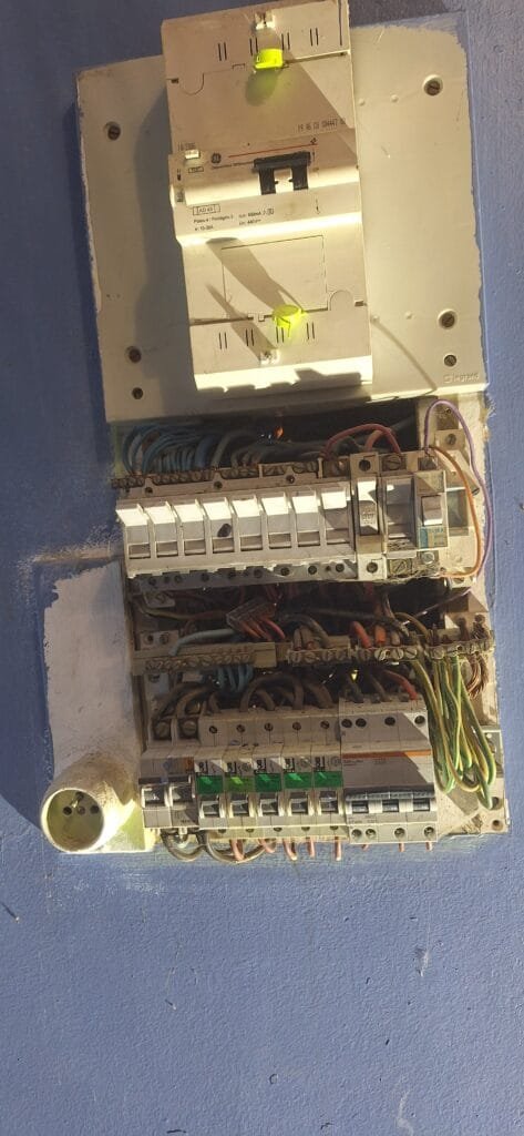 Remplacement d'un ancien tableau à fusible et neutre commun en triphasé.